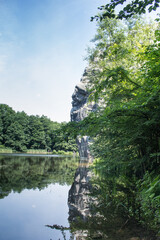 sich spiegelndes Felsmassiv am Teich