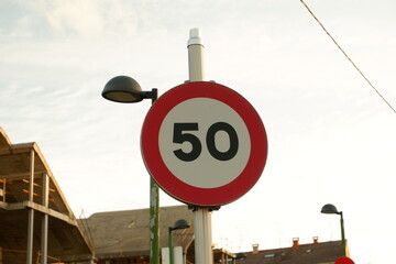 Señal de tráfico con farola detrás