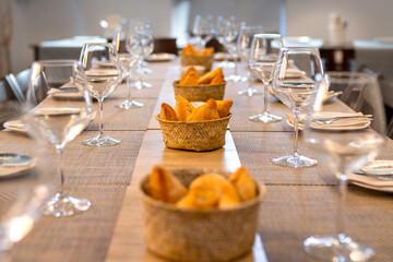 Mesa de restaurante para multiples comensales con cestas de pan