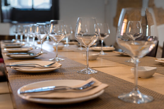 Mesa de restaurante para multiples comensales con copas y cubiertos