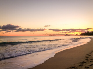 Fototapeta na wymiar Kailua Beach Sunrise on a cool morning as the waves roll in.