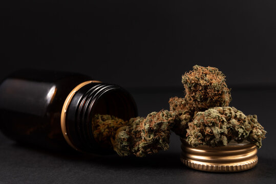 Marihuana medicinal en un frasco de cristal