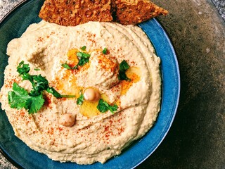 Kichererbsen Hummus mit Dekor und Brot