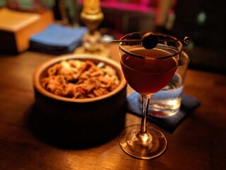 Cocktail mit Snacks in einer Bar