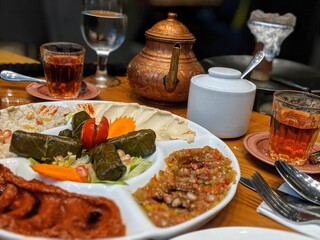 Türkische Meze mit Tee 