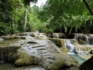 Wasserfall Kaskaden zwischen Bäumen