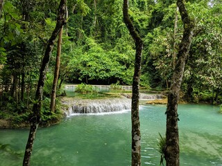Wunderschöner Wasserfall mit türkisfarbenem Wasser