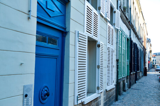 Jolie rue de Lille avec ses volets bleus