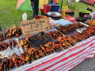 Fleischspieße auf einem Streetfood Nachtmarkt in Asien