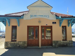 Ancien bâtiment des douanes françaises à Thonon-les-Bains avant la traversée vers Suisse