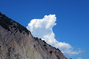 Crinale della collina con cielo e nuvola stratiforme