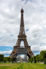 Fototapeta premium Eiffel tower in Paris during the summer