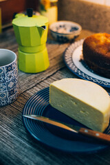 Café da manhã mineiro com queijo minas meia cura