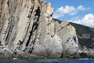 Scogliera di rocce verticali e frangenti