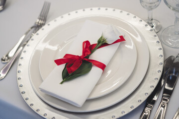 decoration of the hall flowers and plates