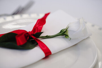 decoration of the hall flowers and plates