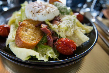 Caesarsalat mit blanchiertem Ei, Tomaten und geröstetem Weißbrot, Produktbild Speisekarte