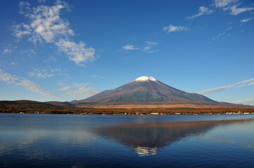冬景色に近づく秋の富士