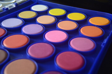 pinturas acuarela, paleta de colores, colores acuarela, paleta de plástico de colores acuarela, acuarelas.