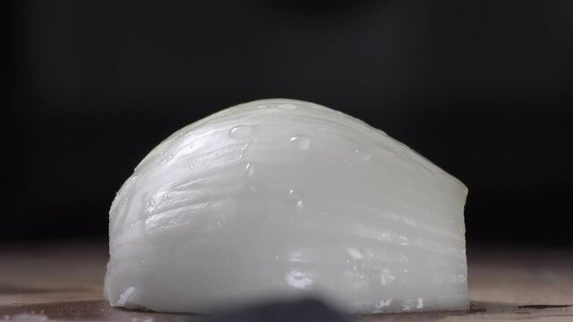 Cutting onion