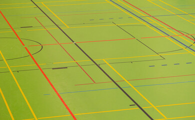 Hallenboden in einer Sporthalle mit diversen Linien