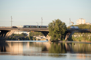Transports publics en ville sur un pont 