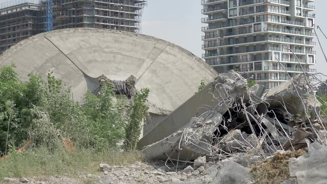 UFO Archeologia industriale acquedotto torre serbatoio abbattuto palazzi macerie cantiere gru Milano