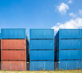 Container auf einem Stapel im Hafen
