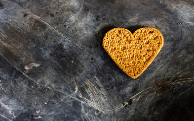 Obraz premium Heart cookies on dirty black background