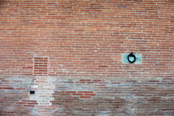 mur en brique rose typique de la ville de Toulouse en France 
