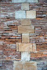 vieux mur en brique rose et pierre, typique de la ville de Toulouse en France 