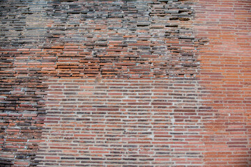 Vieux mur en brique faisant un camaieu rose à Toulouse