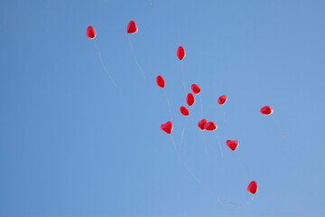Herz Luftballons am blauen Himmel
