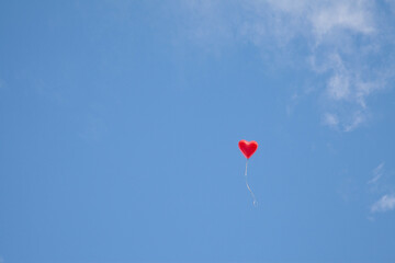 Herz Luftballons am blauen Himmel