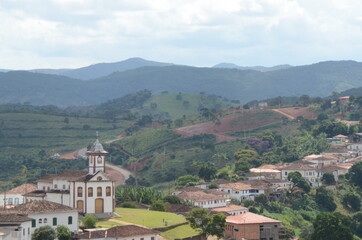 Fototapeta na wymiar View of Serro/MG with Chapel of Santa Rita with blue sky in a cloud day