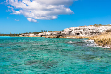 Fototapeta na wymiar The blue skies and turquoise waters of the Caribbean island of Eleuthera, Bahamas