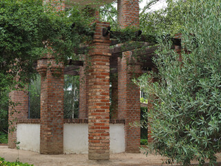 Columnas de ladrillo ornamentales. Parque de la Quinta de los Molinos, Madrid, España