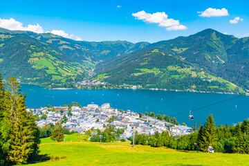 Fototapeta na wymiar Zell am See city at Lake Zell, Austrian Alps, Austria