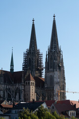 Regensburger Dom mit Gerüst vor blauem Himmel