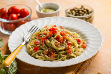 spaghetti with pesto sauce tomatoes fres and capers