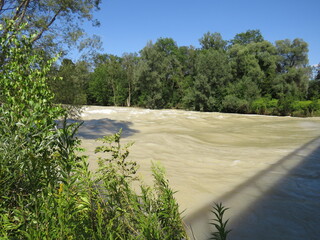 Hochwasser an der isar nördlich von München nach mehreren Tagen Regen
