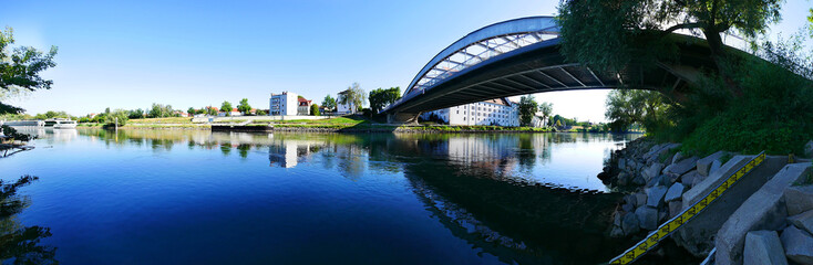 Straubing, Deutschland: Panorama der Donau mit Herzogbrücke in Sicht