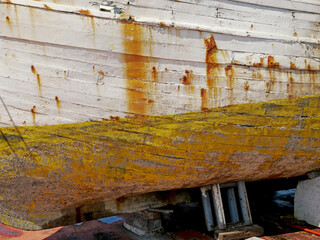 Fototapeta na wymiar Lo scafo di un vecchio battello marino salvato dall’affondamento. 