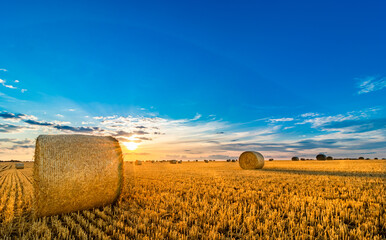 Strohballen bei Sonnenuntergang