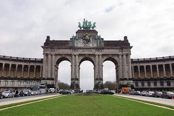 Obraz premium Triumphal Arch in Jubelpark or Parc du Cinquantenaire in European Quarter in the capital city of Belgium Brussels.