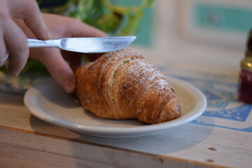 Un corazon de frambuesa dulce dentro de un croissant .