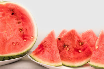 日本の夏の果物切り分けた赤いスイカ