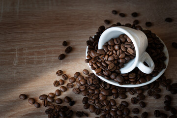 On the table, a Cup of coffee beans, coffee scattered.