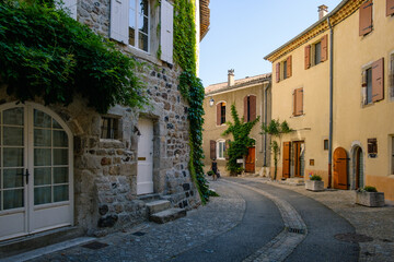 Fototapeta na wymiar France, Ardèche (07), une ruelle dans le village de Thuyets