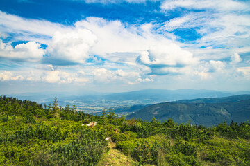 Piękna gra chmur z samotnym budynkiem